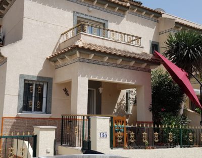 LJ00137 – A beautiful presentation with 2 bedrooms and 2 bathrooms located in the Urb. El Oasis. Cozy outdoor dining area, off road parking, shared pool.