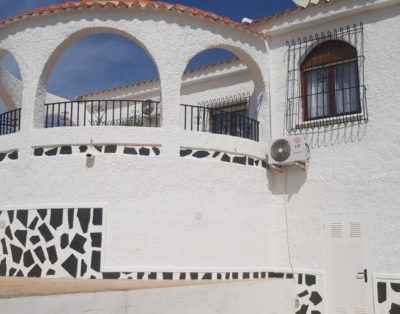 LJ00156 – A spacious detached 3 bedroom villa with patio front grounds, off road parking with electric gates. Local to shops, bars restaurants etc all within an approximate 10 minute walk