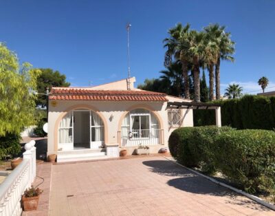 LJ00149 – Beautiful spacious 3 bedroom, 3 bathroom detached villa with private pool, situated in El Oasis on one level