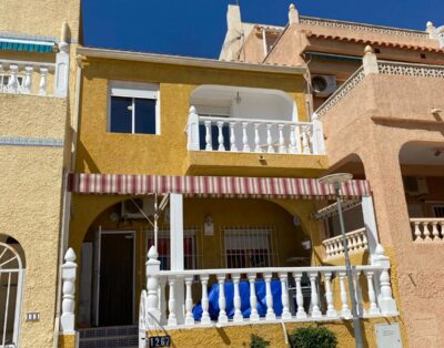 LJ00112 – A charming 2 bedroom, 2 bathroom property on 2 levels. Located in Parque Ebro with a 2 – 5 min walk to the local amenities