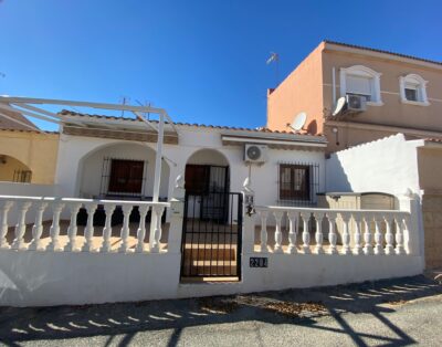 LJ00153 – A nice cozy “Fina” style property with 2 bedrooms, 1 bathroom located in Parque Mundo